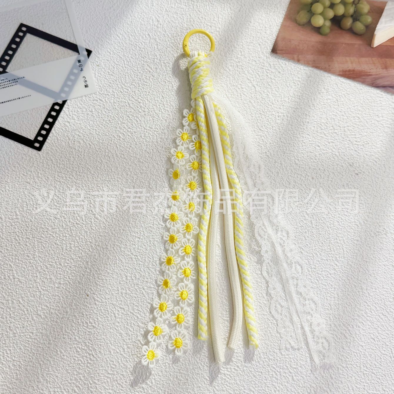 編みカバンのストラップの螺旋の結び紐のiuは鍵のボタンのネットの赤い色の結びの縄の装飾の部品を結びます。