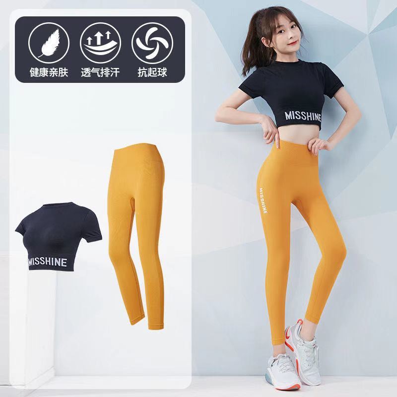 검은색 상의 + 노란색 크롭팬츠