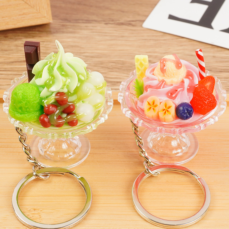 Lindo llavero de helado de simulación, divertido juego de comida hecha a mano, colgante de taza de hielo, colgante de bolsa de pareja de estudiantes de máquina de garras