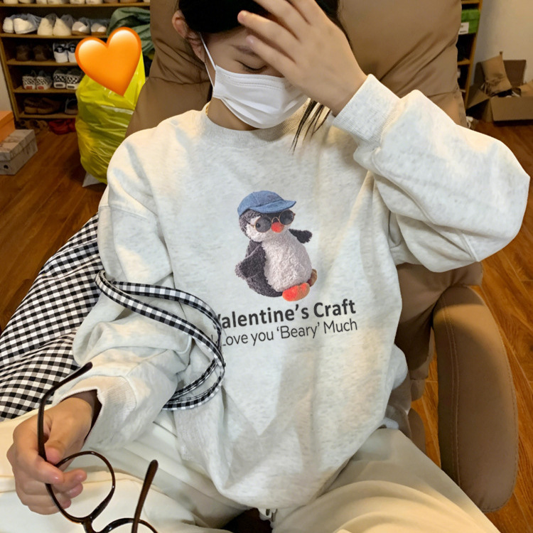 Round-neck, fleece-lined, thickened sweatshirt for women, new autumn/winter style, Korean-style cartoon penguin print, casual and loose-fitting top/jacket