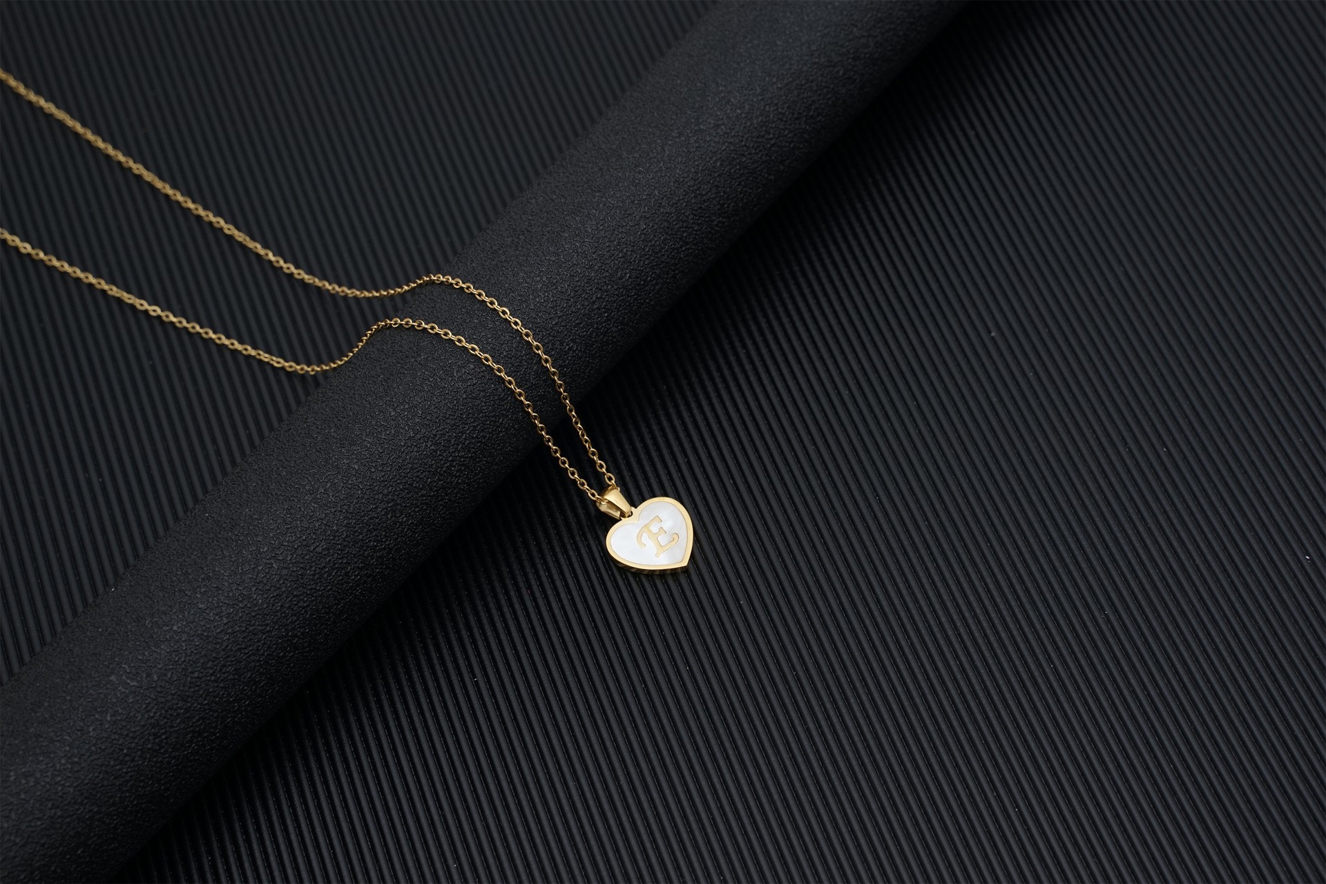 Europa y América 18K oro amor clavícula cadena de las mujeres de acero inoxidable corazón blanco madre colgante 26 letras titanio acero collar