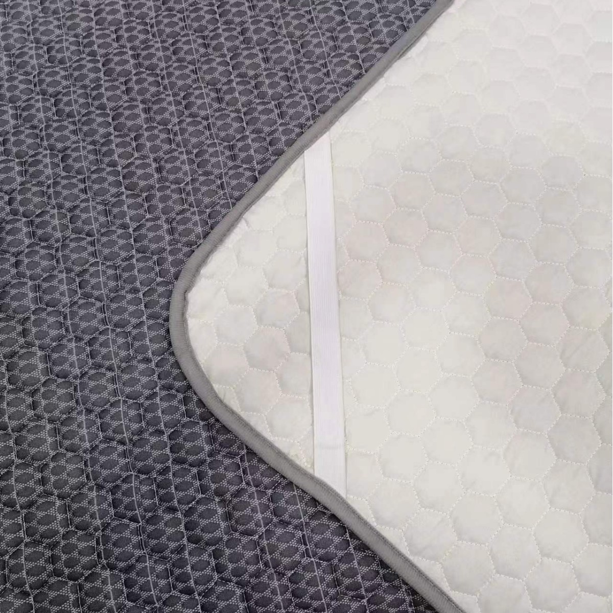 グラフェン保温マットレス 学生用遠赤外線自己発熱マットレス ニット滑り止めベッドパッド 温熱ブラックテクノロジー