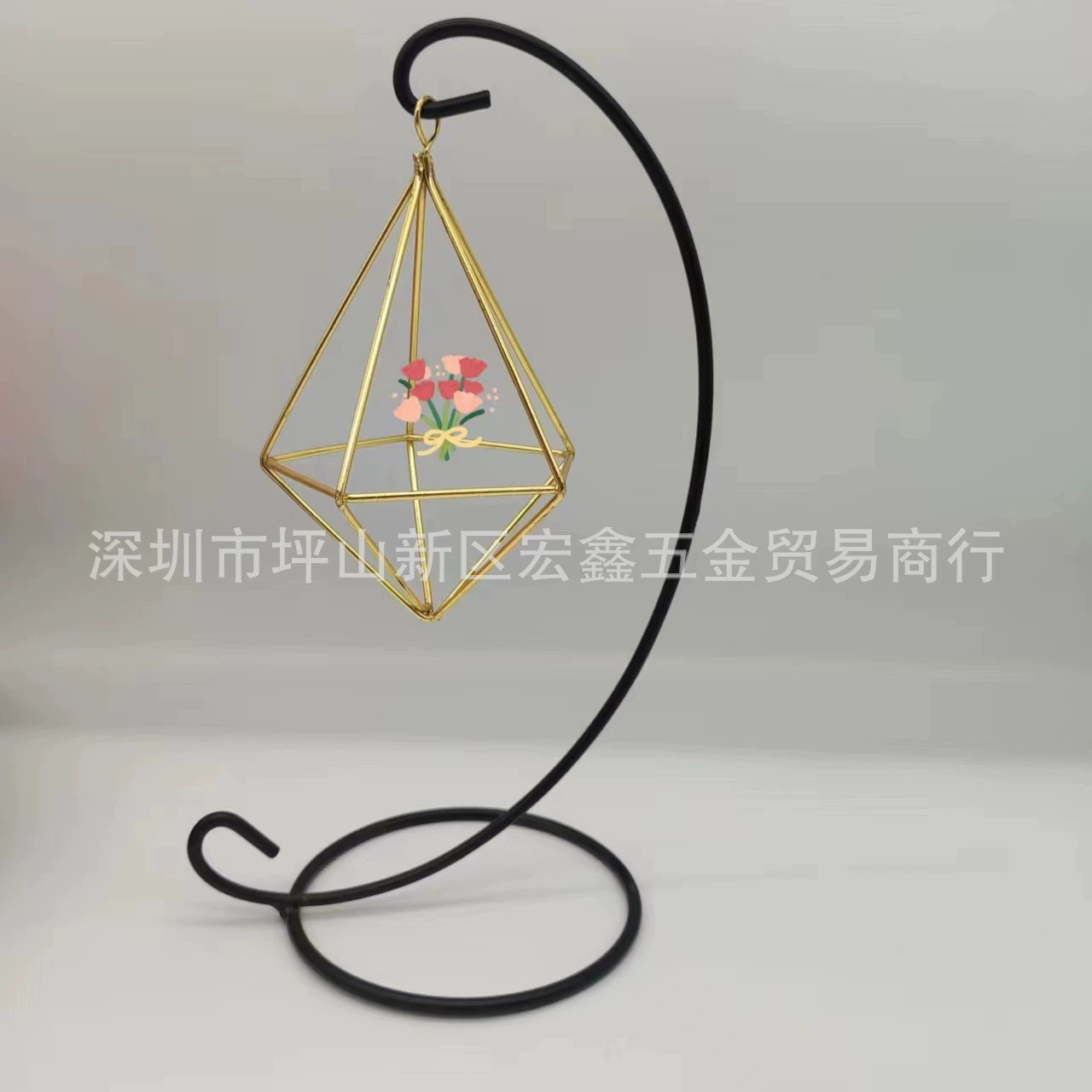 Iron art stand on the four sides of the diamond -shaped geometric air pineapple metal flower frame dry flower eternal flower car hanging decoration