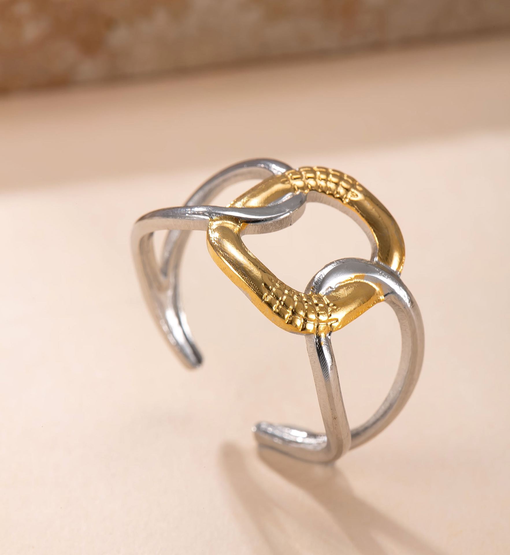 Venta caliente transfronteriza anillo de acero inoxidable diseño de nicho femenino anillo abierto a juego de colores aceite hueco amor fábrica de anillos de acero de titanio