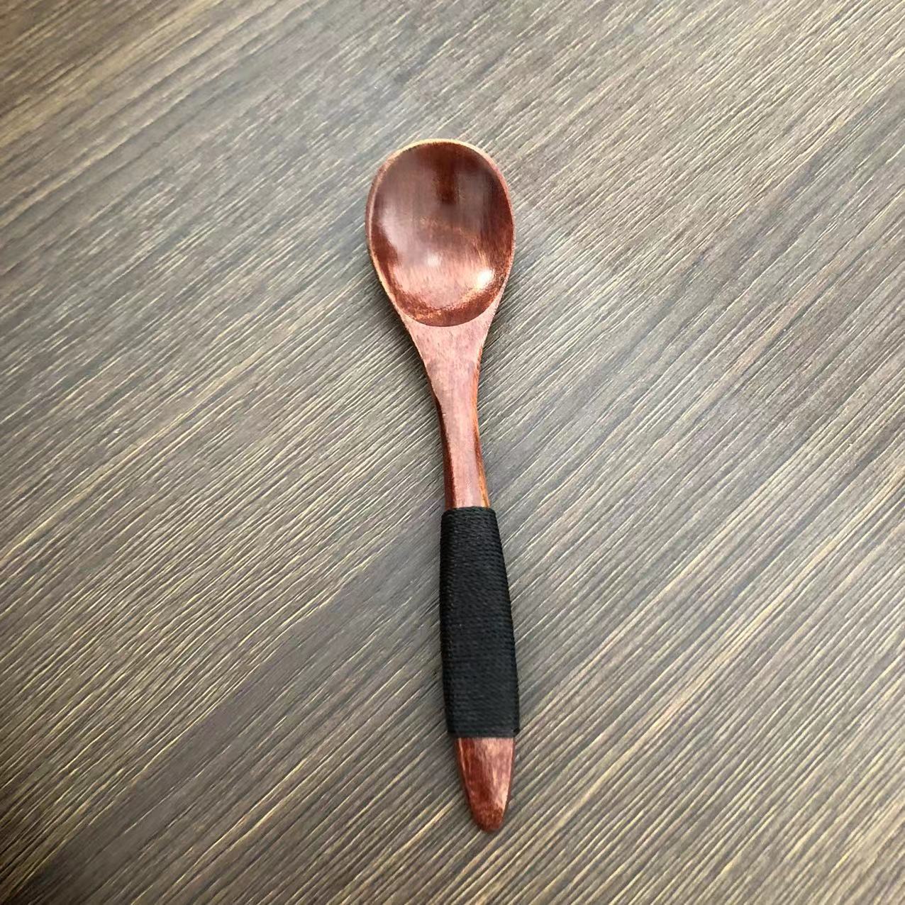 Small spoon (about 14cm) wrapped with thread
