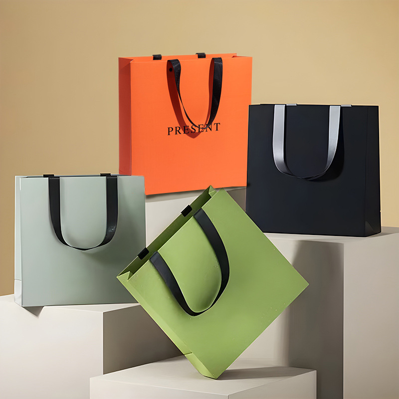 Nueva bolsa de regalo de tarjeta blanca de alta gama, bolsa de lujo ligera, bolsa de mano, logotipo, bolsa de compras de alta calidad, tienda de ropa de mujer