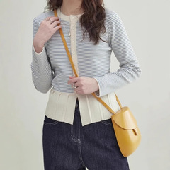 色合わせのストライプの裾のニットの女性の早春の新型のデザイン感の小さい大衆の優しくて快適な長袖の上着