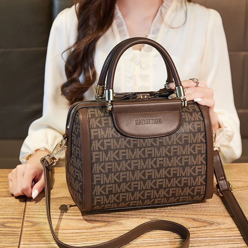 女性のための MK バッグを購入 2024 新しいトレンディなボストン枕バッグ本革ハンドバッグ多用途ショルダークロスボディ女性のバッグ