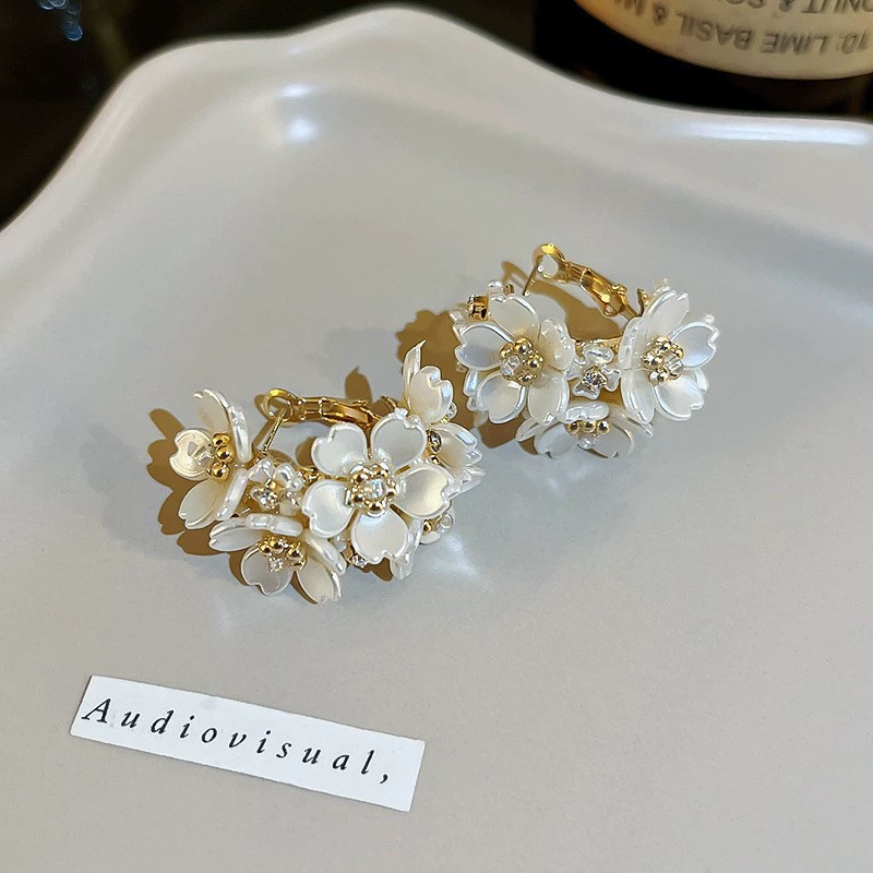 Серьги, серебряная игла 925, жемчужина и циркон floral ретро европейский стиль, лёгкий 0.036 кг