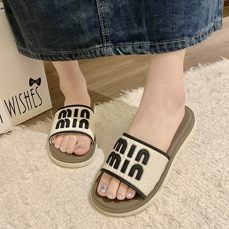 Холодные тапочки женщины летом носить на улице 2025 новый модный алфавит интерьер домашняя ванная комната противоскользящая толстая подошва