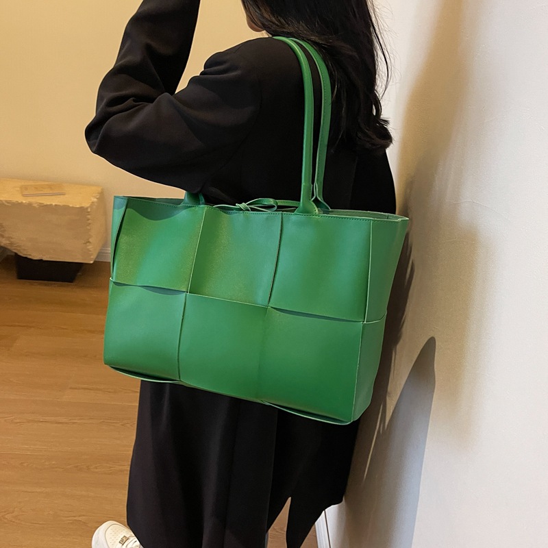 Bolso de mano tejido de gran capacidad de las mujeres, nuevo bolso de la axila del hombro de alto grado retro 2023