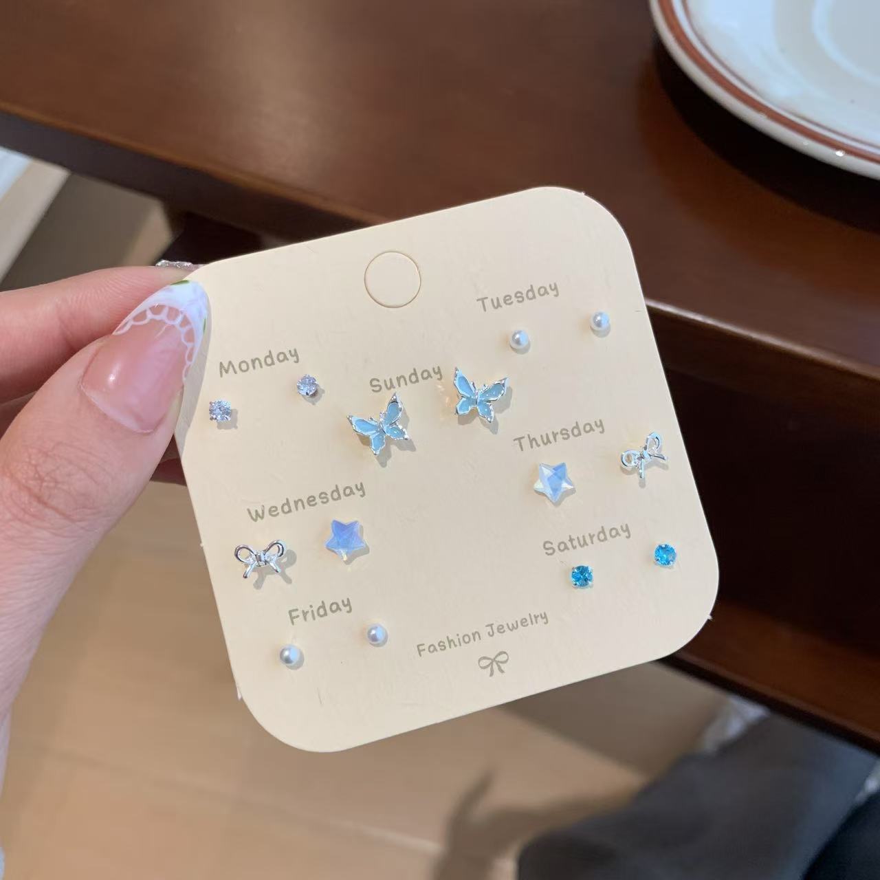 Pendientes de aleación Pendientes de alta calidad de perlas para mujer Pendientes exagerados de temperamento de lujo ligero coreano Pendientes largos con borlas al por mayor