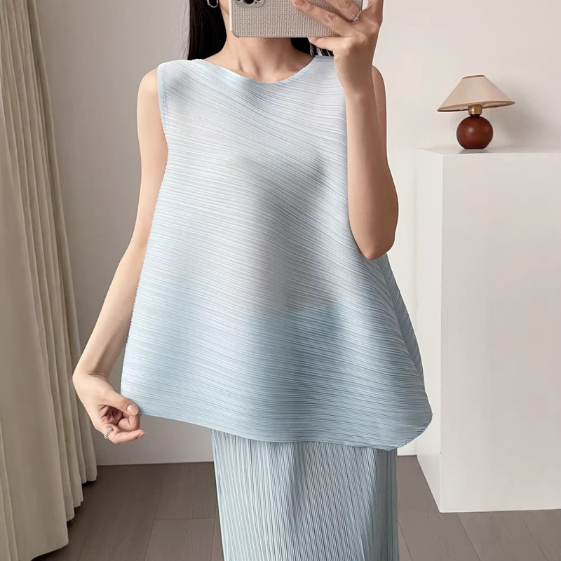 2026 Summer New Style Miyake Irregular Round Neck Sleeveless T-Shirt for Women, Loose and Versatile, Simple Pleated Vest Top 2026 Summer New Style Miyake Irregular Round Neck Sleeveless T-Shirt for Women, Loose and Versatile, Simple Pleated Vest Top