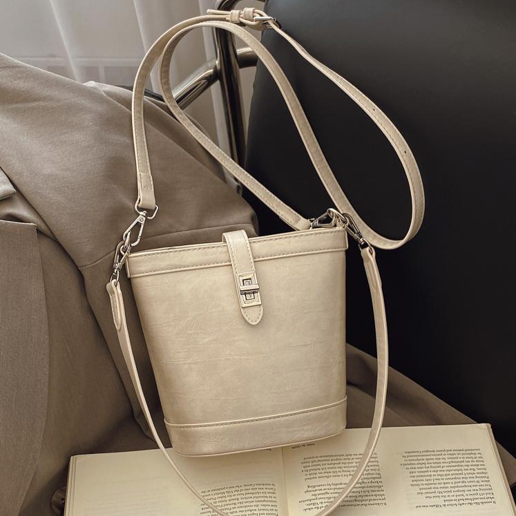 Moda simple bolso de cubo portátil mujer 2025 nuevo estilo versátil retro bolso de hombro casual alta sensación de mochila