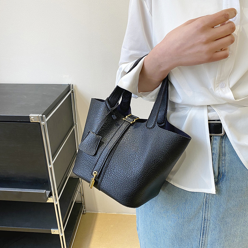 Borsa a secchiello con fibbia nuova primavera europea e americana del 2024 Moda e casual Borsa da donna in morbida pelle versatile di grande capacità_voghion.com
