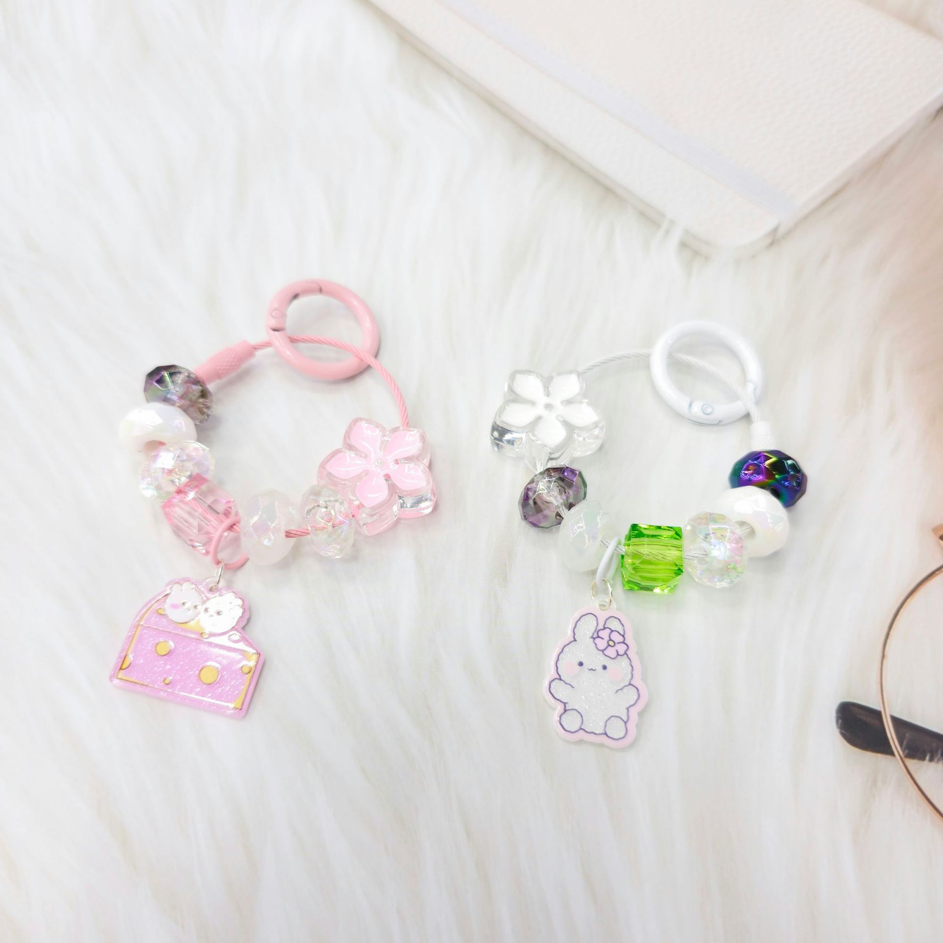 2023 nueva flor fresca Linda perla cuentas de dibujos animados acrílico llavero colgante bolsa adornos