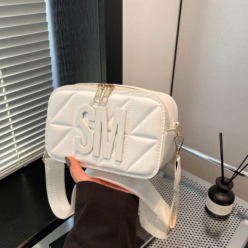 Personalidad de nicho de diseño hermoso bolso pequeño de primavera 2025 nuevo estilo de moda simple letras retro bolso de hombro