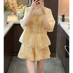 ヨーロッパステーション2025夏の高貴な娘は、女神風の新しい中国風の黄色のツーピーススーツパンツを着用しています。