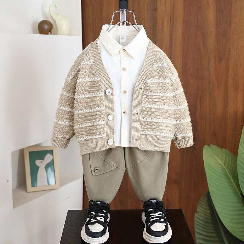 7072 Traje de tres piezas de primavera y otoño para niños 2025 primavera nueva chaqueta para niños traje de cardigan de punto ropa de bebé de moda