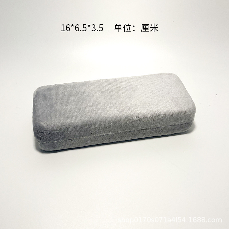 メガネケースのロゴ包装とセットの雲が天地カバーを包んでいます。|undefined