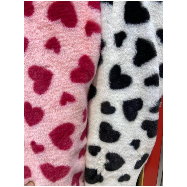 En stock imitación de piel de conejo Pequeño amor impresión tela conejo felpa tela pollo corazón impresión ropa zapatos y sombreros bufanda tela