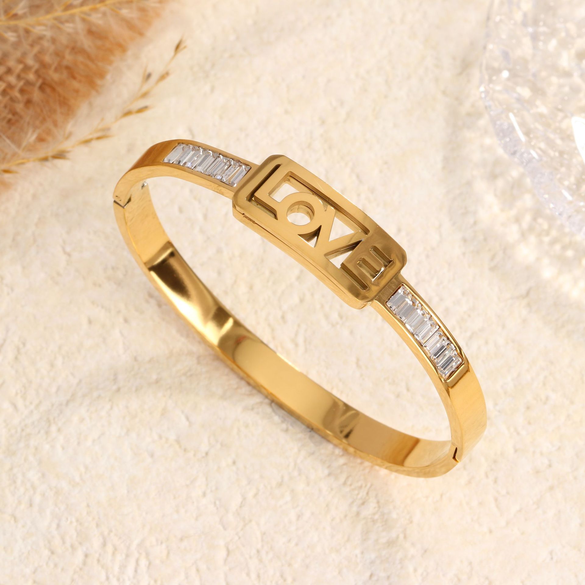 Suministro directo de fábrica Amazon AliExpress venta caliente transfronteriza pulsera de acero de titanio moda europea y americana chapada en oro 18K sin decoloración