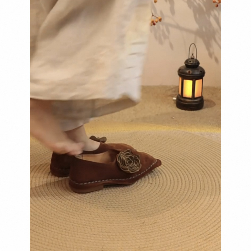 2025 봄 새로운 복고풍 틈새 꽃 스퀘어 토 신발 여성 플랫 수제 여성 신발 부드러운 가죽 부드러운 밑창 할머니 신발