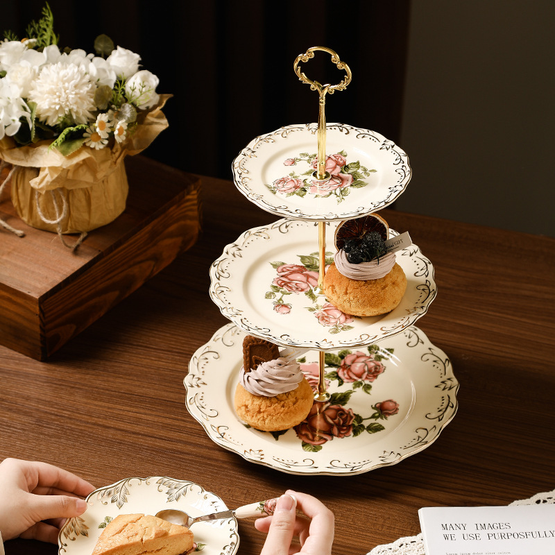 Relieve de la reina rosa europea de lujo ligero plato de pastel de cerámica de tres capas plato de frutas plato de dulces de bocadillos creativo