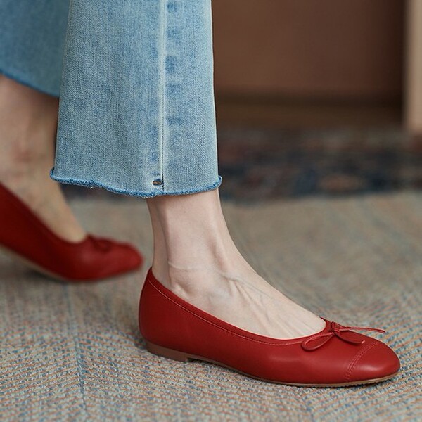 Universal red shoes with bow made of soft leather square toe flat…