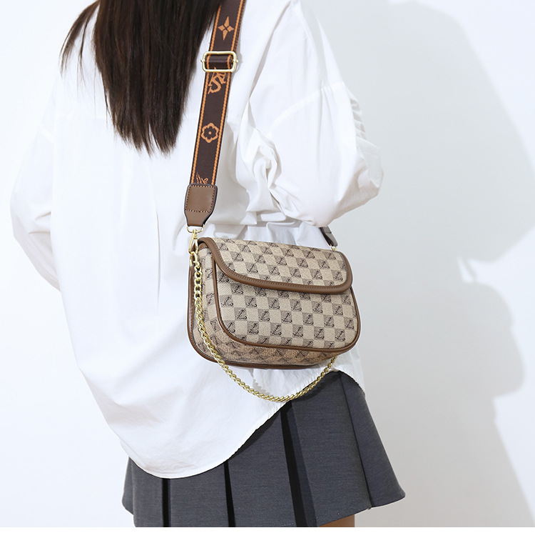 2023 Autumn New Live Broadcast Good Style Chain Saddle Bag Retro Presbyopia High-Quality Single Shoulder Diagonal Letter Women's Bag_voghion.com