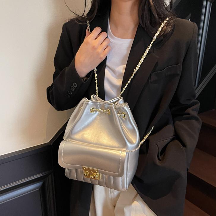 Nicho de tendencia diseño de bolsas de cubo de abrazadera versátil2025 nuevo bolso de mujer de alta calidad cadena para salir mochila de viaje