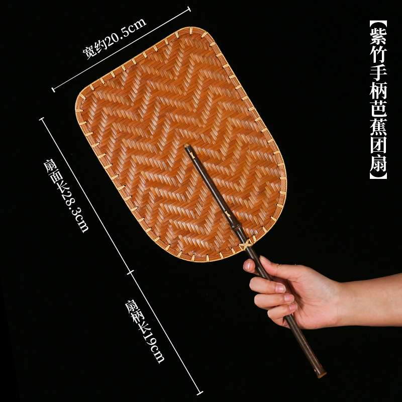 술이 달린 보라색 대나무 손잡이 부채와 바나나 스타일