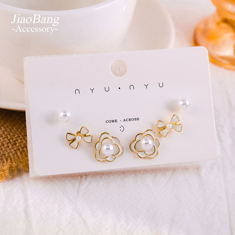 Nuevo traje Pendientes de aguja plateada Pendientes de flores simples de alta calidad Pendientes de temperamento de nicho de lujo ligero al por mayor