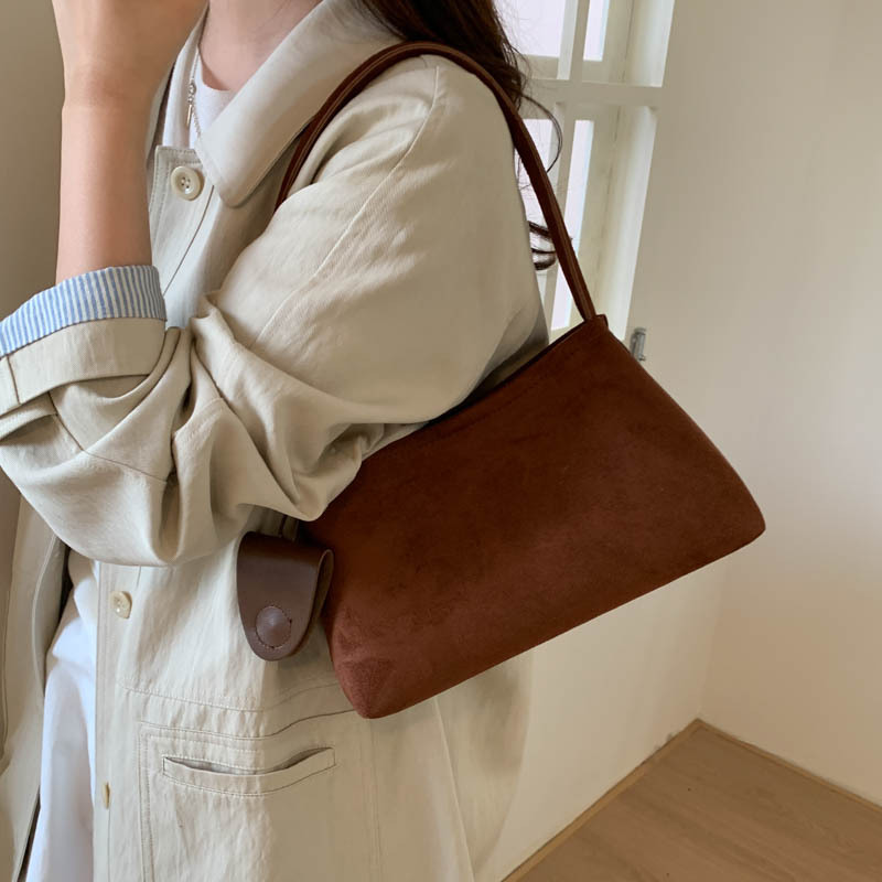 Niche de alta sensación de seda de abrigo bolso inferior para mujeres otoño / invierno 2025 nueva moda de moda universal bolso de mano de viaje