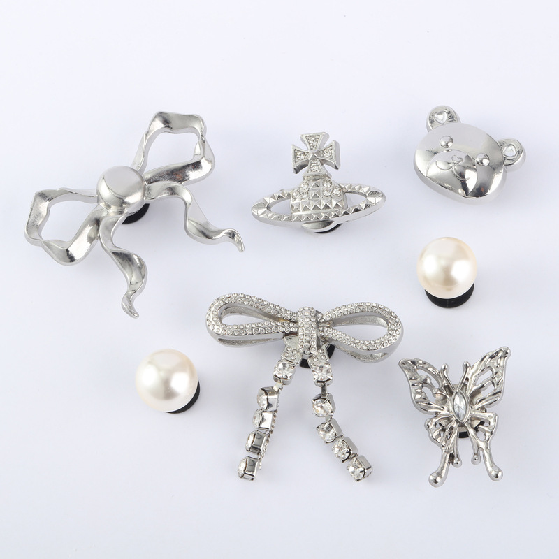 Cross-Border Hot New Style Mall Clogs with Flower Bow, Silver Chain, Pearl and Rhinestone Embellishments, Same Style as on Xiaohongshu, Buckle Accessories Cross-Border Hot New Style Mall Clogs with Flower Bow, Silver Chain, Pearl and Rhinestone Embellishments, Same Style as on Xiaohongshu, Buckle Accessories