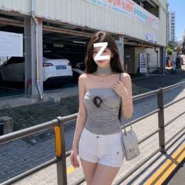 一衣多穿褶皱显瘦漏肩挂脖吊带背心女环扣设计抹胸高级感辣妹上衣