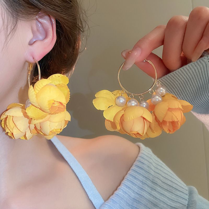 Pendientes de borla de flor de tela de aguja de plata Pendientes de estilo bohemio súper hada femenina Pendientes de moda femenina