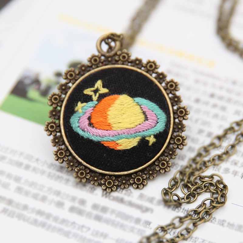 Bordado hecho a mano auto-bordado paquete de material de bricolaje Lu bordado producción regalo bordado girasol Margarita suéter COLLAR COLGANTE