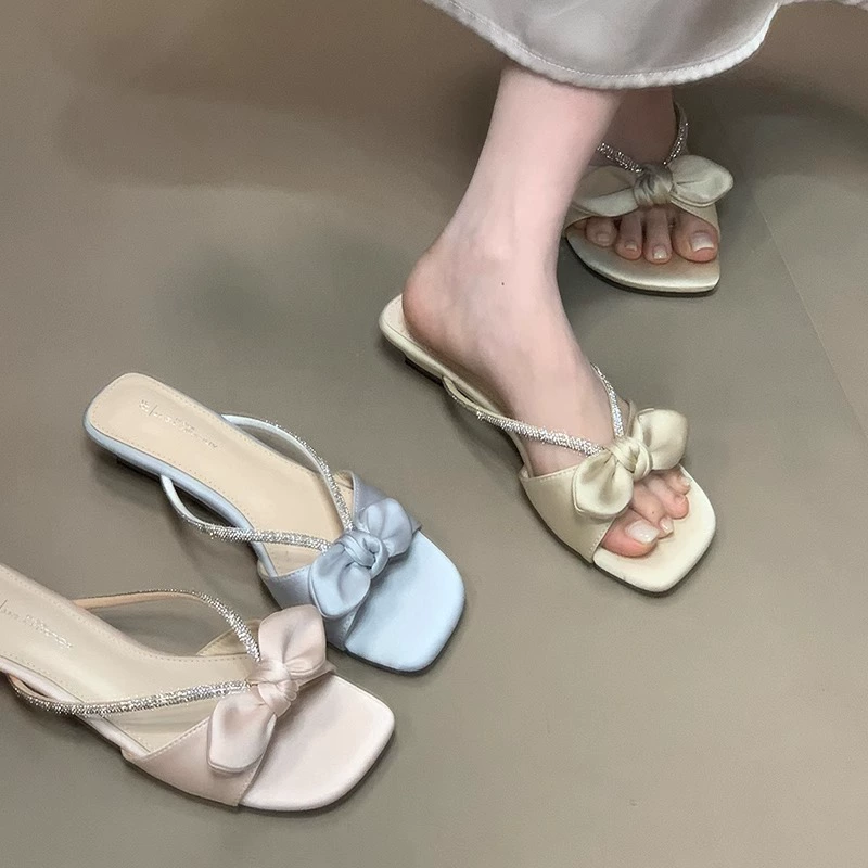 Элегантные босоножки на толстом каблуке с французскими стразами, летние туфли-фея для улицы 2025 года, с бантом и юбкой.