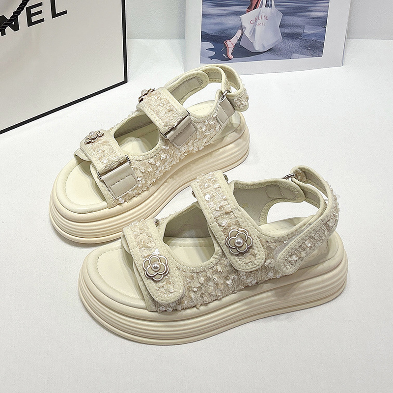 Sandalias de viento de fragancia pequeña para mujer 2025 nuevo estilo de verano para llevar zapatos de estilo de hadas de plataforma de moda de todo fósforo para mujer con falda