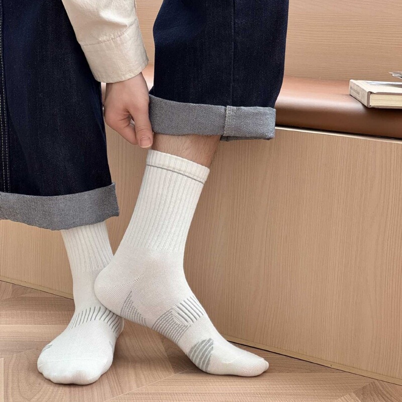 Men's new autumn collection: college-style, seamless, minimalist, and breathable mid-calf socks, suitable for business wear