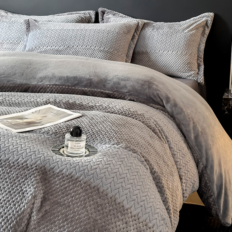 Alta calidad simple tallado leche de cama de seda de cuatro piezas de invierno coral cubierta de edredón de brida sábanas de seda de tres piezas