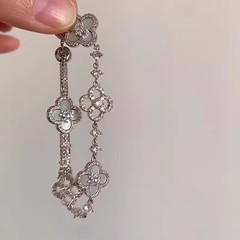 Ins風が爆発して、四つ葉のクローバーの白い貝の母のブレスレットの女性が軽くて、冷たくて、千金感があります。