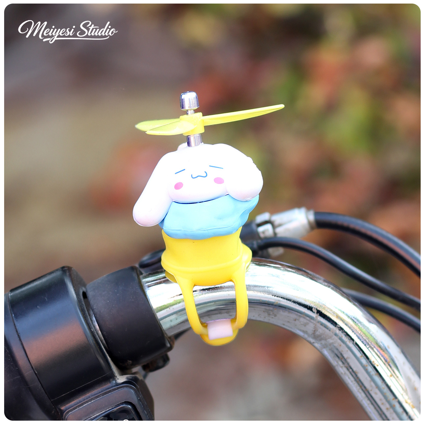Cute molino de viento bicicleta coche de batería decoración accesorios para automóviles eléctricos muñecas de motocicleta muñecas decoración colgante