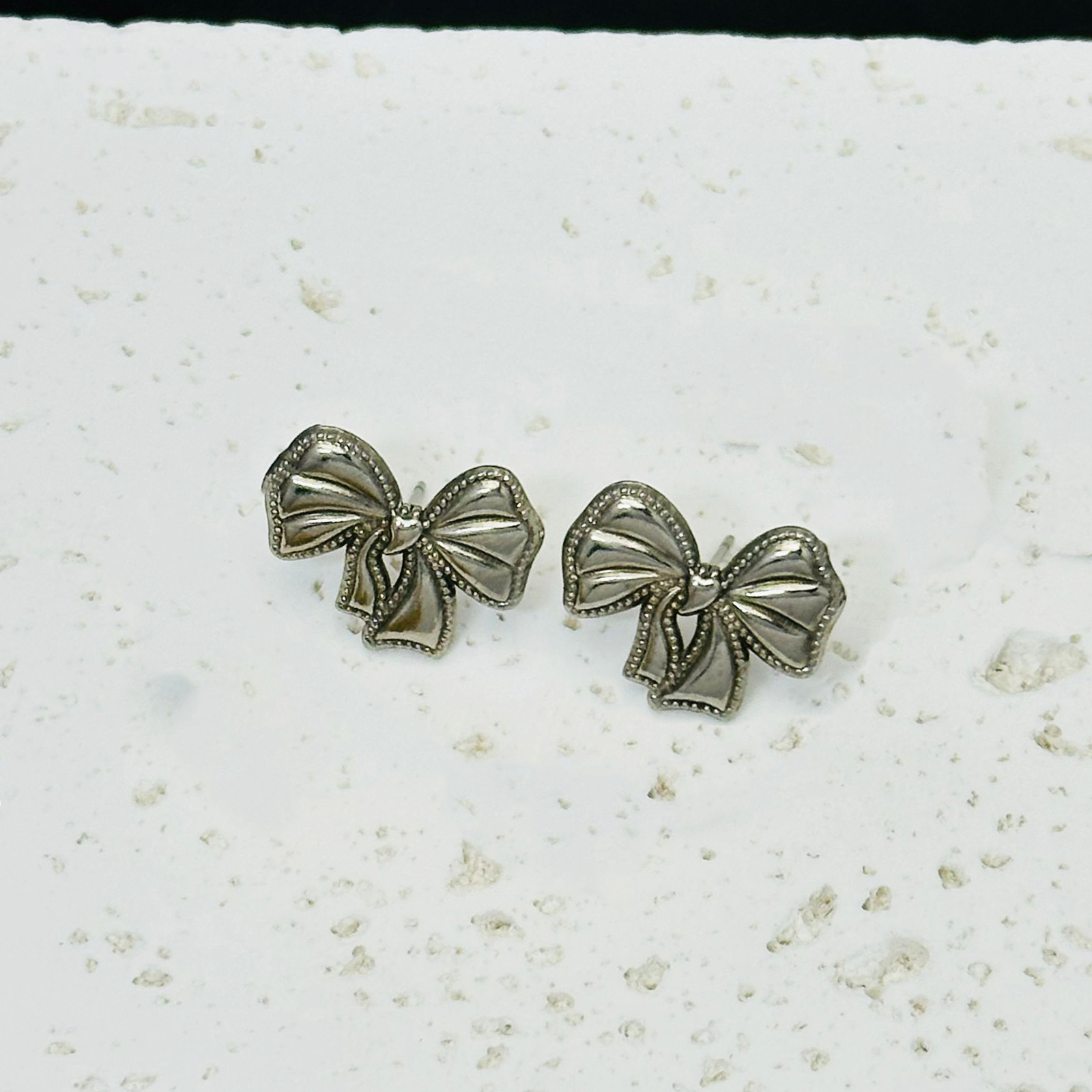 Pendientes de acero inoxidable a rayas cuadradas de tendencia de alta gama transfronteriza europea y americana Pendientes de 18K de lujo ligero para mujer al por mayor