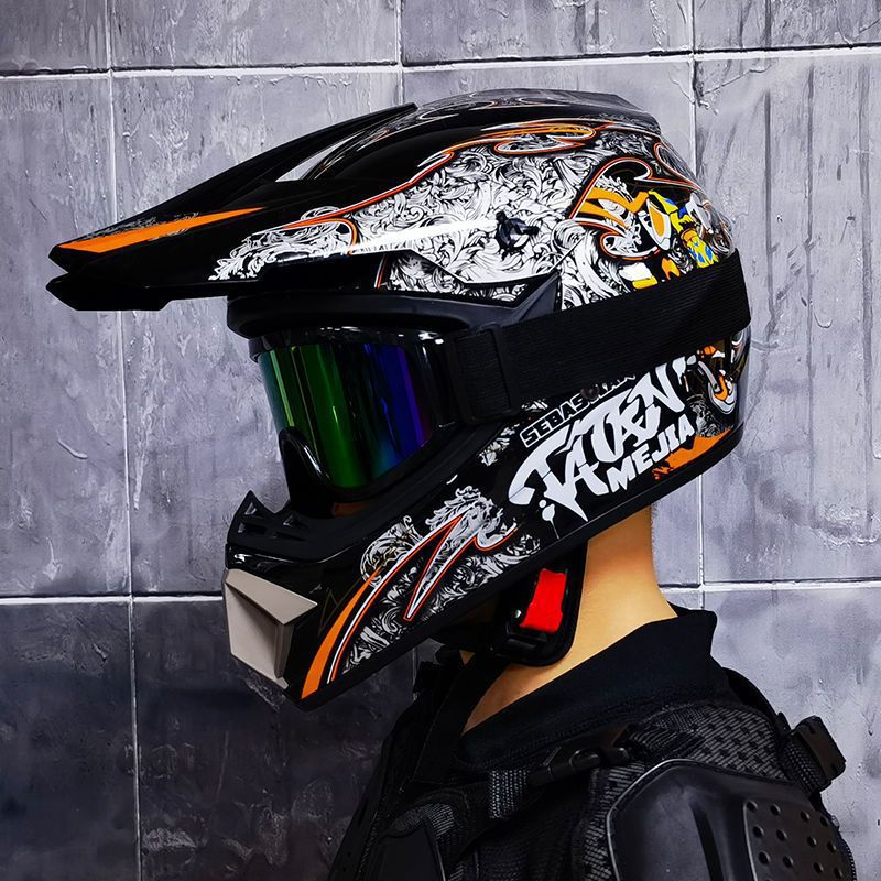 밝은 검정색과 주황색 소년(3개 무료)