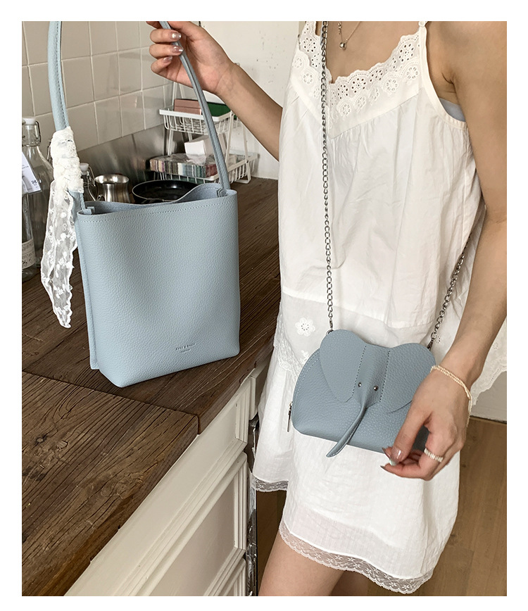 A trendy and versatile single-shoulder underarm bag for women in the summer of 2025, featuring a niche design and a simple commuting bucket bag undefined