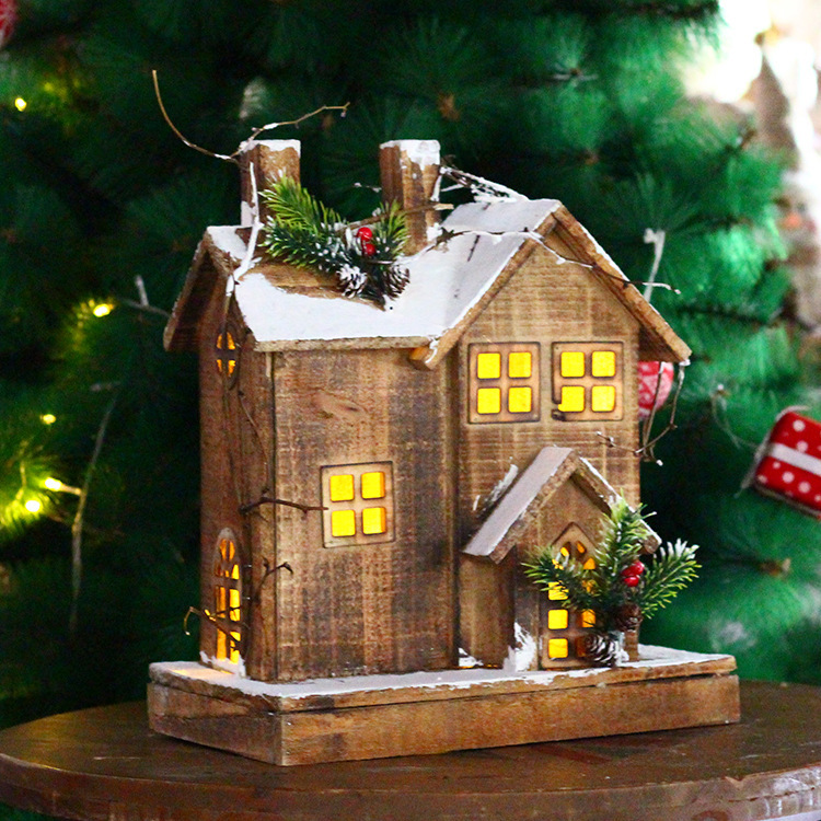 新しい木のクリスマスの装飾用品は発光します。|undefined