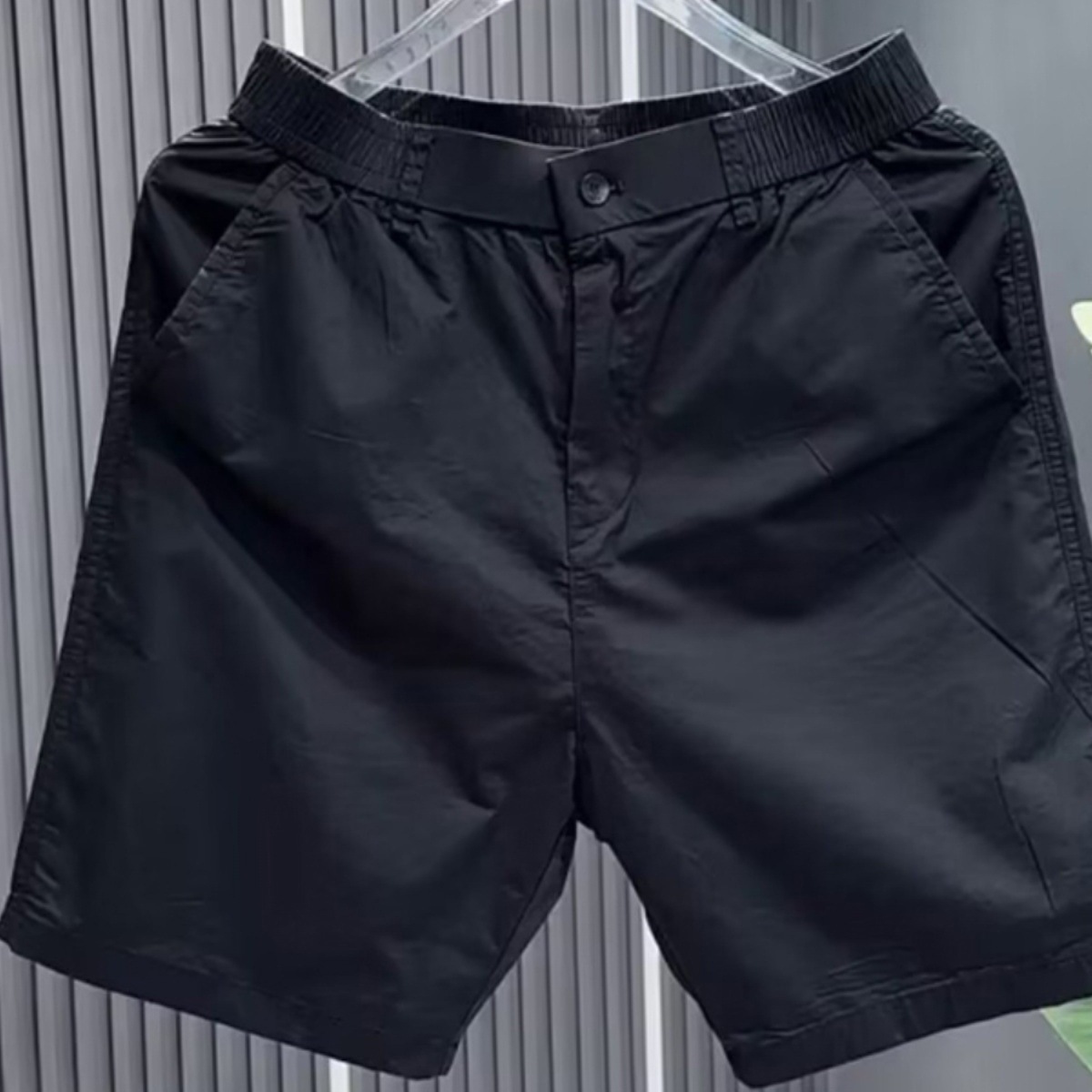 Pantalones cortos casuales negros puros para hombres, estilo fino de verano, tendencia, sentido de alta gama, deportes rectos, todo fósforo, pantalones de 5 puntos para hombres