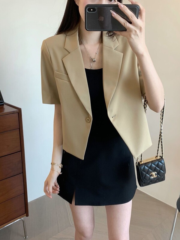 Korean Style Casual Commuting Short Blazer for Petite Women, Solid Color, Structured and Stylish, with Lapel Collar and One Button, Versatile